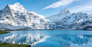 雪山下的静谧蓝湖