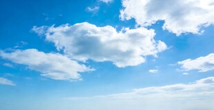 晴朗蓝天飘着朵朵白云