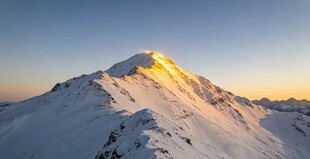 雪山之巅的壮丽日出