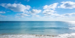 蔚蓝大海与晴朗天空