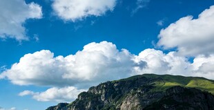 蓝天白云下的巍峨山峦