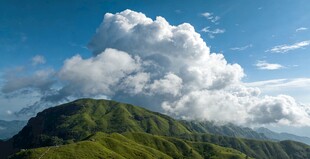 青山之巅的壮丽云海