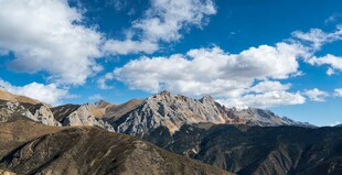 壮丽巍峨的高山景观