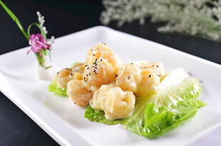 精致摆盘的美味虾仁菜肴