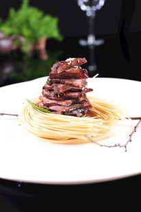 美味牛排配意面