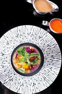 精致摆盘的多彩蔬菜沙拉