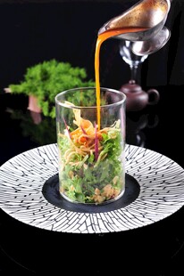 创意沙拉浇汁瞬间