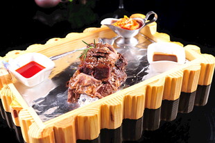 创意摆盘的美味烤肉拼盘