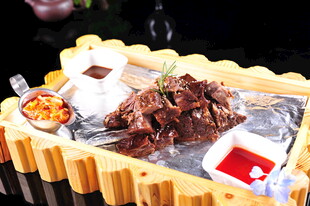 创意摆盘的美味卤味拼盘