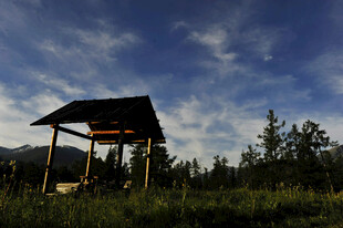 草原上的木质凉亭