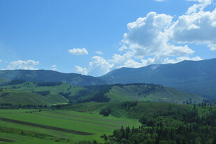 青山绿野间的蓝天白云