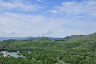 青山绿水间的美丽自然风光