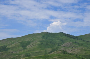 青山蓝天间的云朵