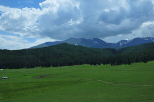 草原远山蓝天白云美景