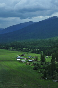 草原村落与远山美景