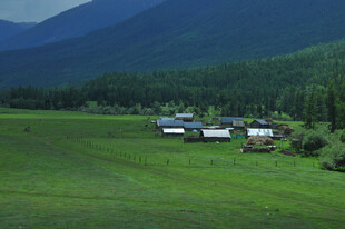 草原上的村落与远山
