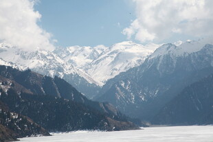 雪山下的静谧湖泊