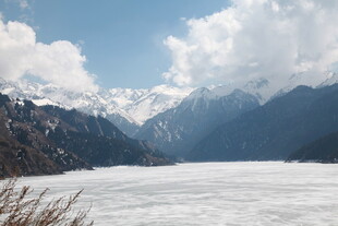 雪山下的冰封湖泊美景