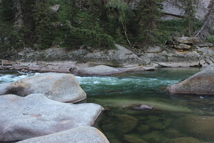 山间清澈溪流与岩石景观