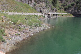 山间绿水边的蜿蜒公路