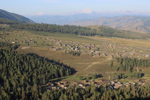 山间村落 葱郁森林环绕