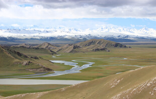 草原蜿蜒河流壮美风光