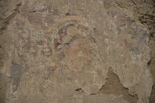 古老斑驳的壁画遗迹