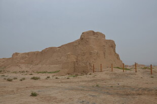 沙漠中的古老土筑遗迹