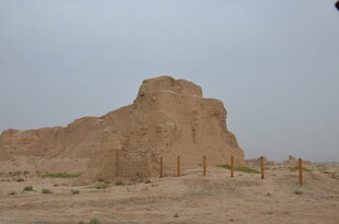 沙漠中的古老土筑遗迹