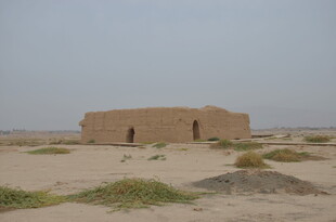 沙漠中的古朴泥砖建筑