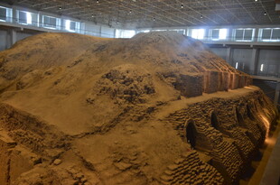 室内巨大沙堆场景