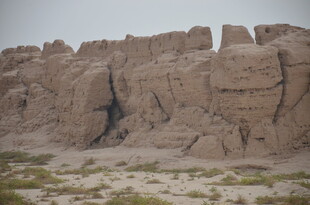 荒凉戈壁中的奇特土壁