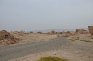 荒漠中的孤寂道路