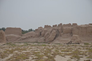 沙漠中的古老土筑遗迹