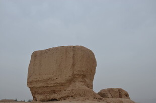 沙漠中的古老石质遗迹