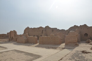 沙漠中的古老土筑建筑遗迹