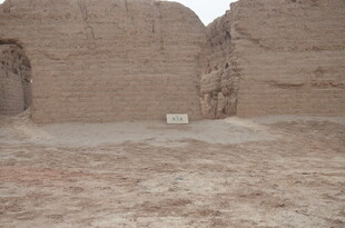 古老石窟遗迹场景