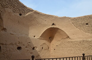 古老土筑建筑遗迹景观