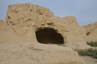 沙漠中的古老洞穴遗迹