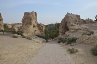 沙漠中的独特岩石地貌