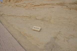 沙漠中的白色标牌