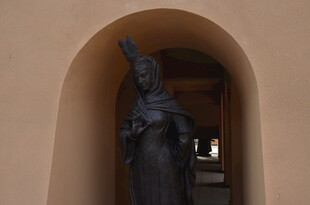 拱形门内的古典人物雕像