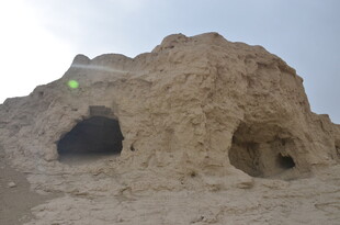 古老土山洞穴景观