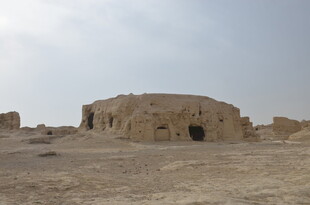 沙漠中的古老土坯建筑遗迹