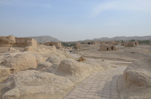 沙漠中的古老遗迹景观