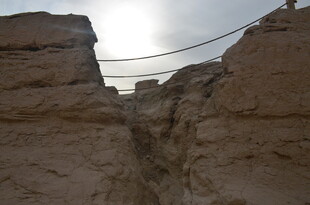 悬崖间的绳索通道