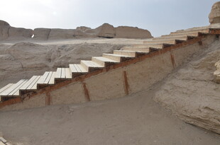 沙漠中的古老阶梯遗迹