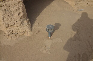 沙漠中的金属物件