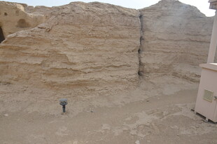 古老土筑遗迹景观