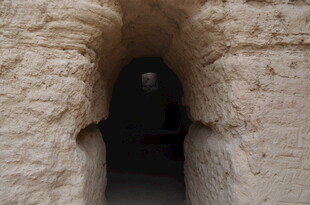 古老洞穴内的神秘景象